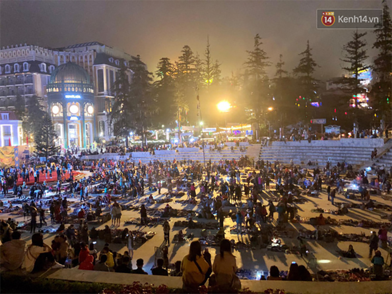 Chùm ảnh: Du khách thích thú tận hưởng khí lạnh ở thị trấn Sapa mờ sương vào dịp lễ 30/4